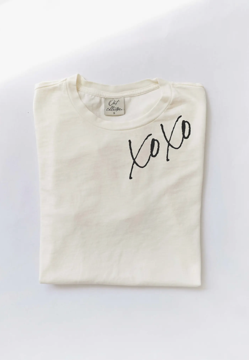 XOXO GRAPHIC TEE