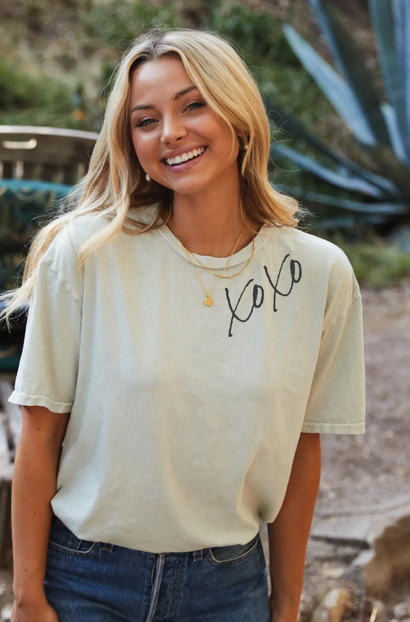 XOXO GRAPHIC TEE